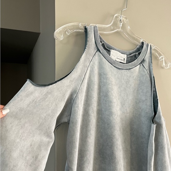 Cold shoulder Tunic Sweatshirt - Picture 3 of 6